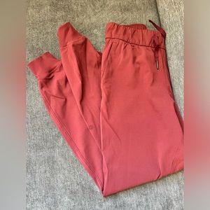 Lululemon on the fly joggers